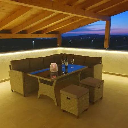 Leonie Villa Debeljak