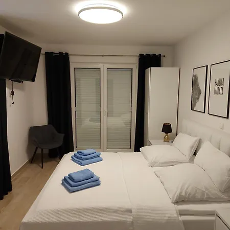 Leonie Villa Debeljak